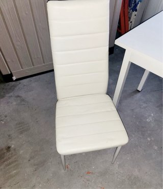 Mesa blanca con 4 sillas