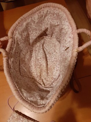 Capazo de niña con detalles rosas