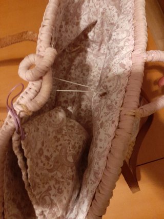 Capazo de niña con detalles rosas