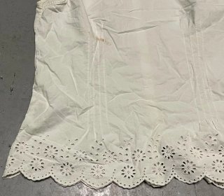 Blusa blanca con puntilla y pinzas