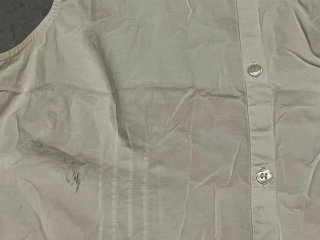 Blusa blanca con puntilla y pinzas