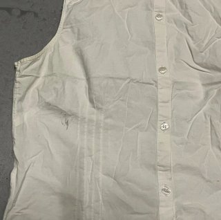 Blusa blanca con puntilla y pinzas