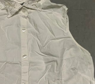 Blusa blanca con puntilla y pinzas