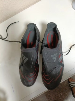 Botines Adidas Negros y Rojos