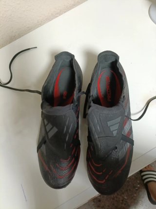Botines Adidas Negros y Rojos