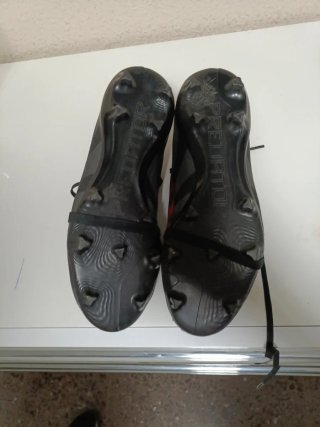Botines Adidas Negros y Rojos