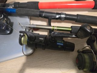 3 cañas de pesca con carretes