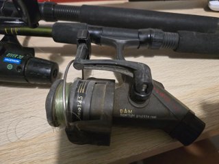 3 cañas de pesca con carretes