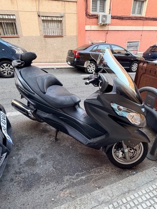 Suzuki Burgman 400 -Pequeño golpe tapas lateral