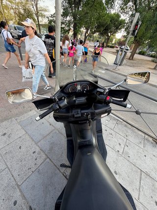 Suzuki Burgman 400 -Pequeño golpe tapas lateral