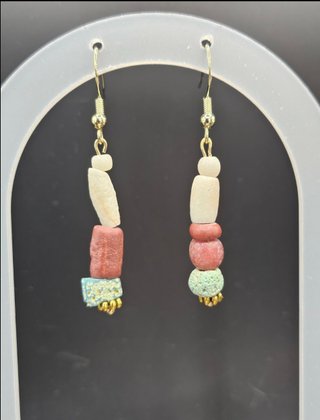Pendientes con piezas del antiguo Egipto y Roma