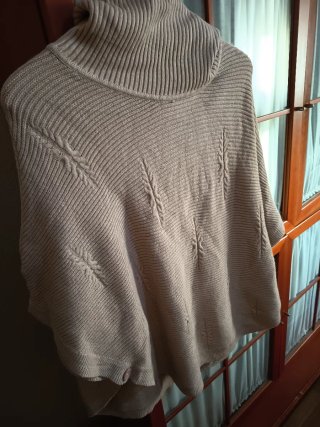Poncho de lana cuello alto talla única
