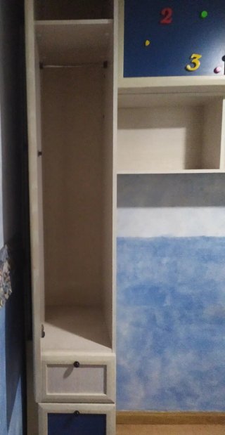 Puente juvenil con armarios y estanterías