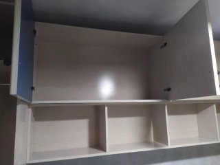Puente juvenil con armarios y estanterías