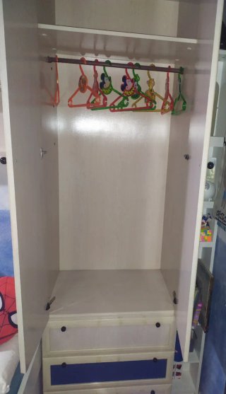 Puente juvenil con armarios y estanterías