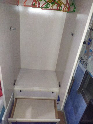 Puente juvenil con armarios y estanterías