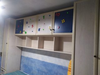 Puente juvenil con armarios y estanterías