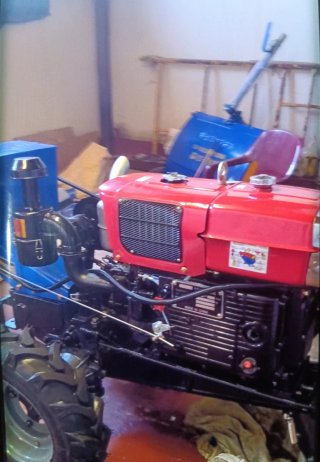 Motocultor rojo y azul