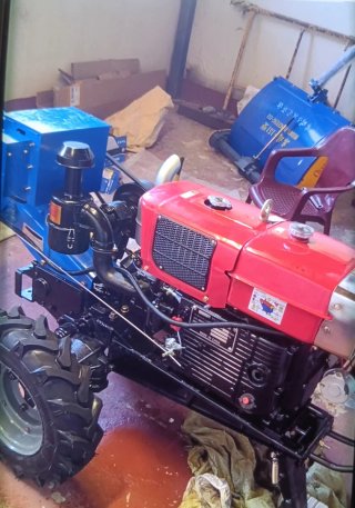 Motocultor rojo y azul