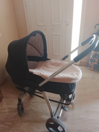 Silla de coche para bebé y capazo.