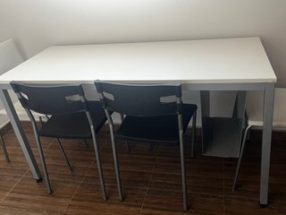 Mesa de estudio blanca y gris. Regalo la silla