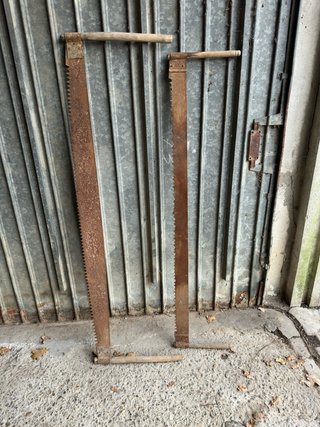 Antica sega a due mani in ferro e legno