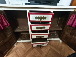 Mueble blanco y rojo con cajones