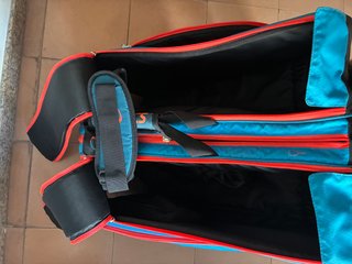 Paletero ASICS azul y naranja