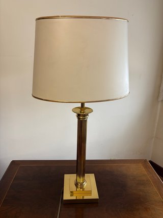 Lámpara de mesa dorada