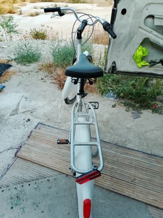 Bicicleta urbana plateada