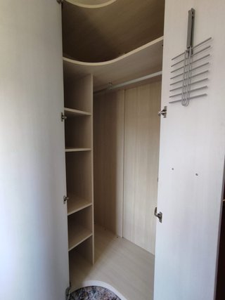 Armario rinconera beige y blanco