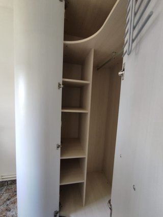 Armario rinconera beige y blanco