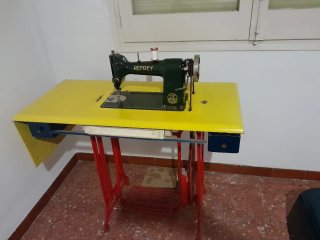 Máquina de coser antigua Refrey