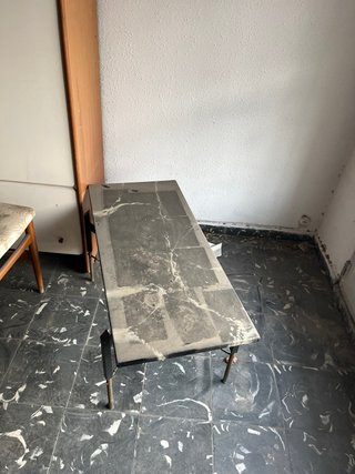 Mesa auxiliar mármol y metal