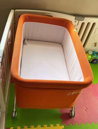 Minicuna Baby Click naranja con ruedas