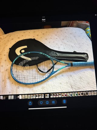 Raqueta de tenis azul con funda