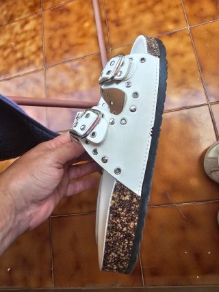 Sandalias blancas con tachuelas plateadas