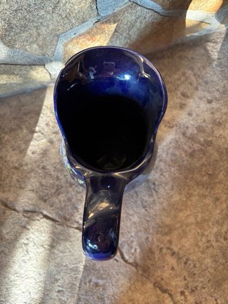 Brocca in ceramica blu con decori uccelli