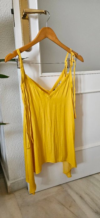 Camiseta tirantes Zara amarilla Talla S