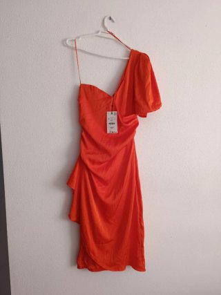 Vestido Zara midi satinado asimétrico talla S