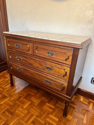 Cómoda de madera con tapa de mármol