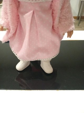Muñeca con vestido rosa y abrigo