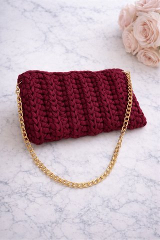 Borsa uncinetto bordeaux con catena oro
