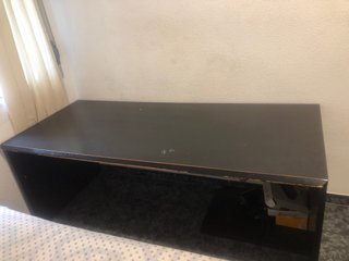 Mesa de escritorio negra de madera