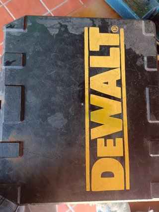 Taladro Dewalt sin batería ni cargador