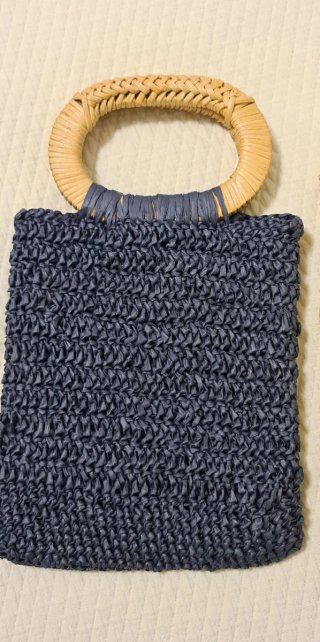 Bolso de mano de rafia al crochet