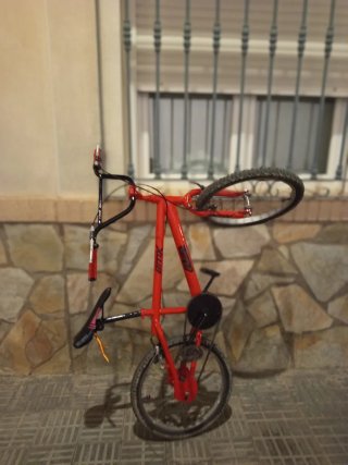 Bici BMX Roja y Negra