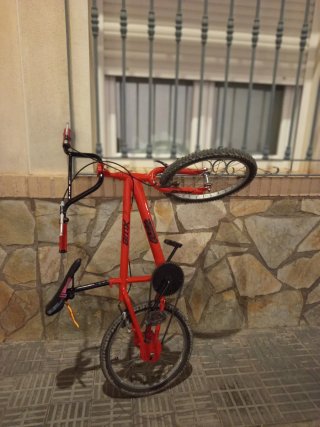 Bici BMX Roja y Negra