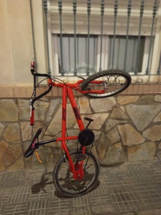 Bici BMX Roja y Negra
