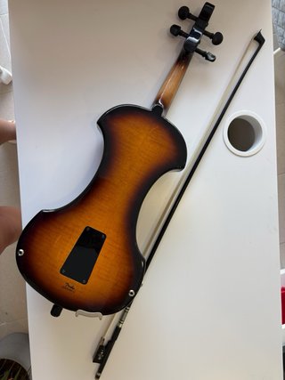Violí elèctric Fender amb arc